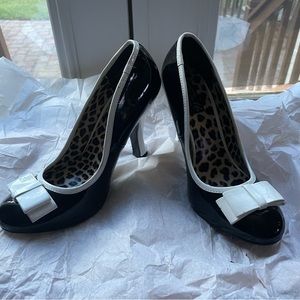 Pin Up Couture Black and White pumps